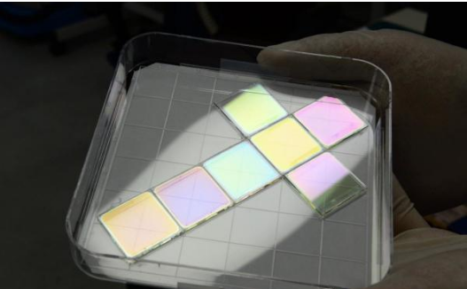 German research institute designs luminous color solar cells
